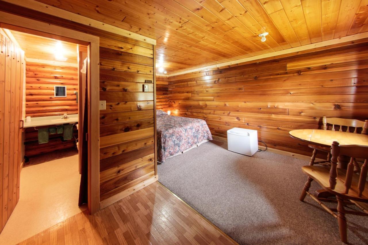 Mount Robson Lodge Bagian luar foto