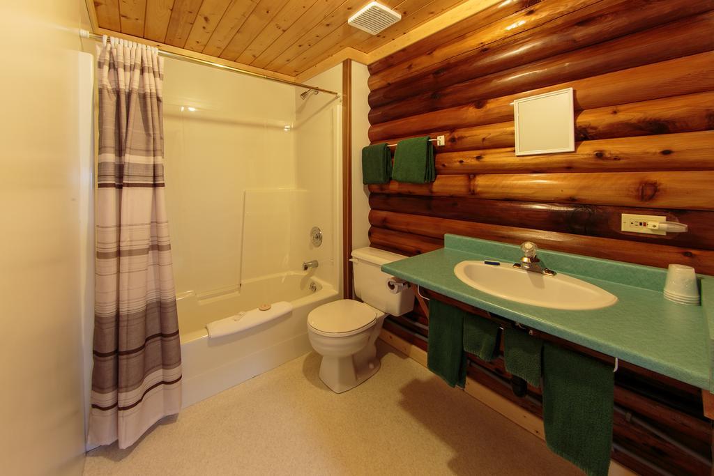 Mount Robson Lodge Bagian luar foto