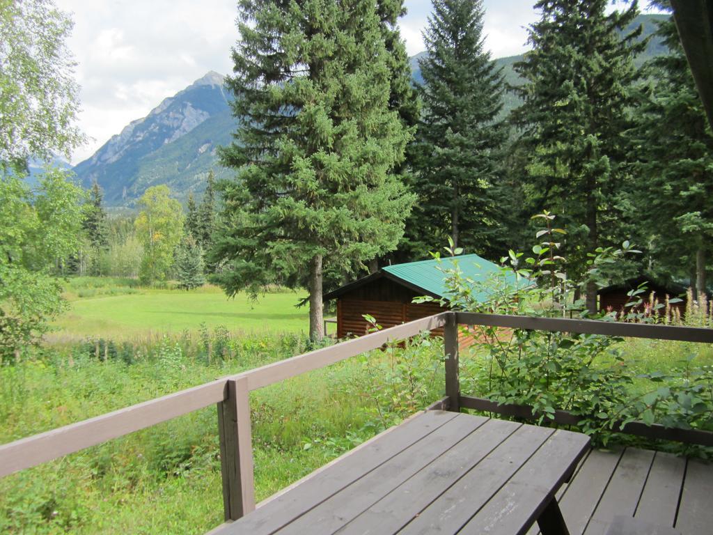 Mount Robson Lodge Bagian luar foto